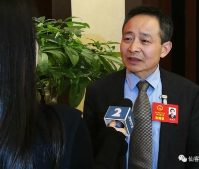 兩會上提了什么？這位人大代表再成各路媒體追逐焦點！